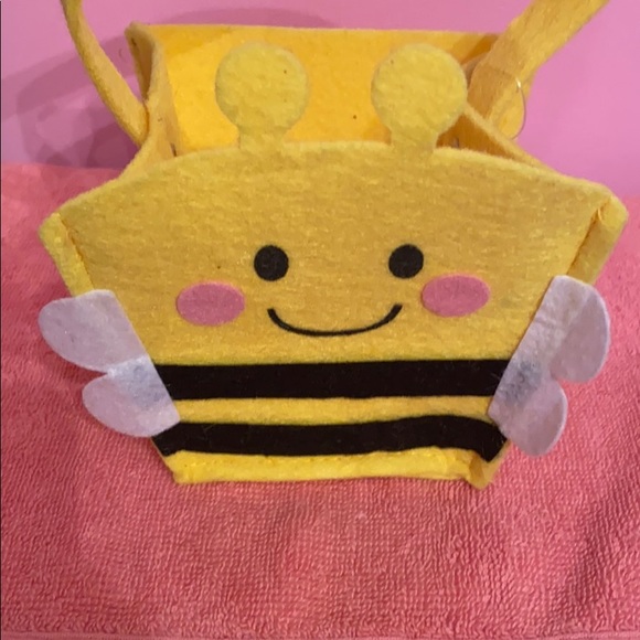 Bee felt baskets
